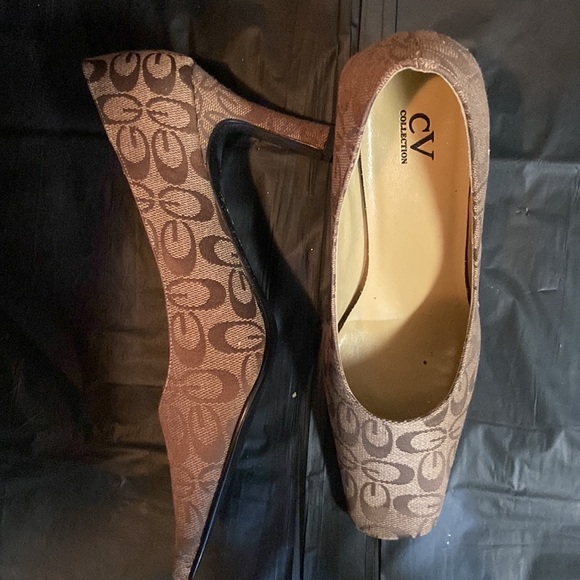 NEW SQUARE TOE WOMENS PUMP 3” HEEL —SIZE 10 — TAN / NEW CV COLLECTION LOGO PRINT - Picture 2 of 3